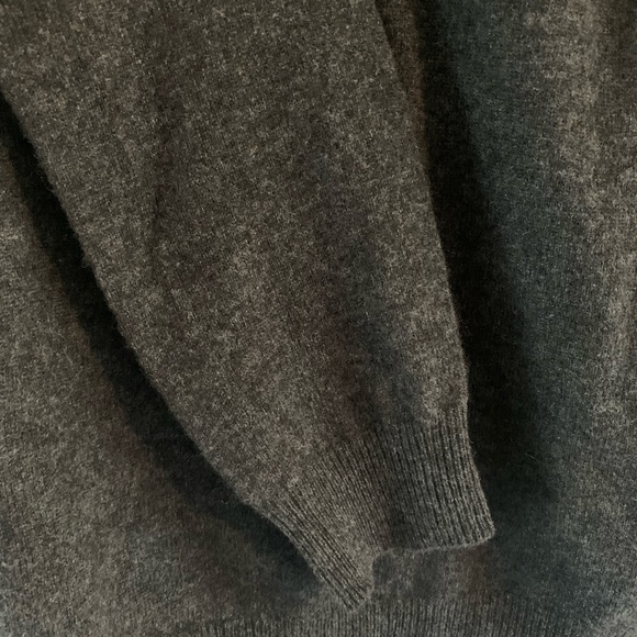 Men’s cashmere grey v neck sweater - Picture 2 of 3